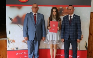 Zdjęcie ucznia z przedstawicielami gminy i dyrektorem. 