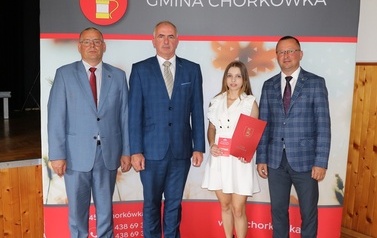 Zdjęcie ucznia z przedstawicielami gminy i dyrektorem. 