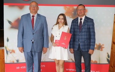 Zdjęcie ucznia z przedstawicielami gminy i dyrektorem. 