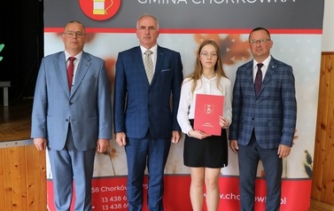 Zdjęcie ucznia z przedstawicielami gminy i dyrektorem. 