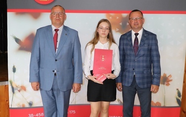 Zdjęcie ucznia z przedstawicielami gminy i dyrektorem. 