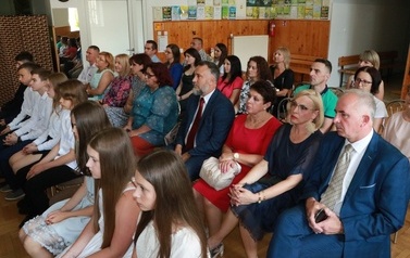 Zdjęcie siedzących laureat&oacute;w nagrody oraz dyrektor&oacute;w szk&oacute;ł a także rodzic&oacute;w.  