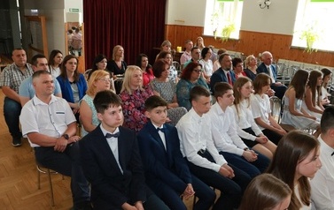 Zdjęcie siedzących laureat&oacute;w nagrody. 