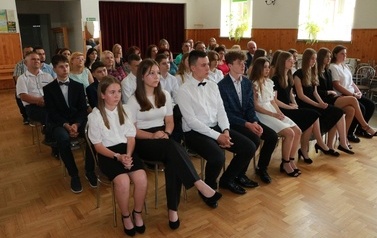 Zdjęcie siedzących laureat&oacute;w nagrody. 