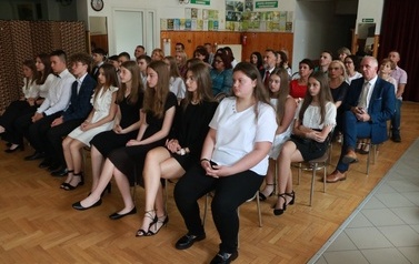 Zdjęcie siedzących laureat&oacute;w nagrody. 