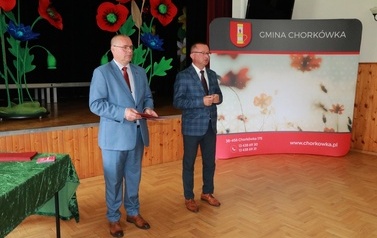W&oacute;jt i jego zastępca podczas powitania gości. 
