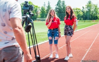 Zdjęcie wolontariuszek. Dwie kobiety w czerwonych podkoszulkach. 