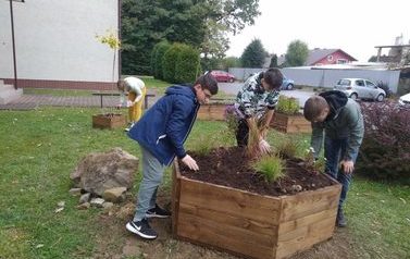 Rekreacyjno-edukacyjna przestrzeń przy ZS w Zręcinie  6