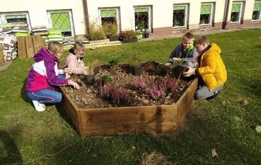 Rekreacyjno-edukacyjna przestrzeń przy ZS w Zręcinie  8