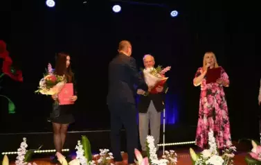 Ponownie cztery osoby, pani dyrektor, w&oacute;jt oraz Amelia i pan Tadeusz. 