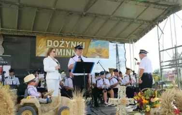 Przemowienia na scenie. elegancko ubrani przedstawiciele władzy wojew&oacute;dzkiej, powiatowej oraz gminnej. 