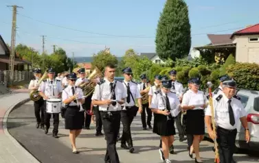 Orkiestra dęta na czele korowodu dożynkowego. 