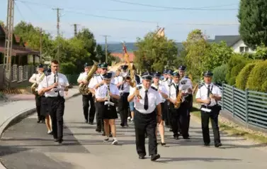 Orkiestra dęta na czele korowodu dożynkowego. 