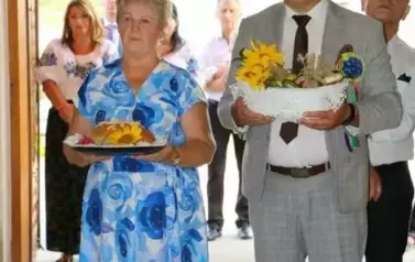 Msza, zgromadzeni wierni oraz proboszcz parafii Falisz&oacute;wka. 