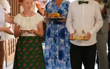 Msza, zgromadzeni wierni oraz proboszcz parafii Falisz&oacute;wka. 
