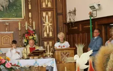 Msza, zgromadzeni wierni oraz proboszcz parafii Falisz&oacute;wka. 