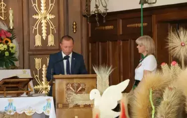 Msza, zgromadzeni wierni oraz proboszcz parafii Falisz&oacute;wka. 