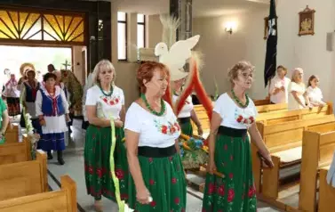 Msza, zgromadzeni wierni oraz proboszcz parafii Falisz&oacute;wka. 
