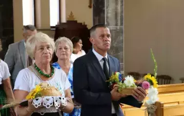 Msza, zgromadzeni wierni oraz proboszcz parafii Falisz&oacute;wka. 