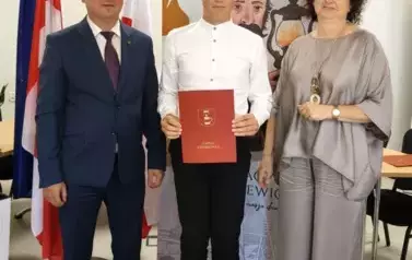 Stypendystka w towarzystw w&oacute;jta i pani dyrektor. Zdjęcie po odebraniu nagrody. 