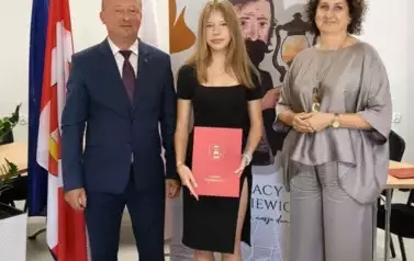Stypendystka w towarzystw w&oacute;jta i pani dyrektor. Zdjęcie po odebraniu nagrody. 