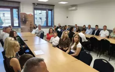 Na zdjęciu laureaci nagr&oacute;d w&oacute;jta gminy Chork&oacute;wka za osiągnięcie wysokich wynik&oacute;w w nauce. Uczniowie pozują na tle ścianki z herbem gminy w towarzystwie pana w&oacute;jta oraz dyrektor&oacute;w swoich szk&oacute;ł. 