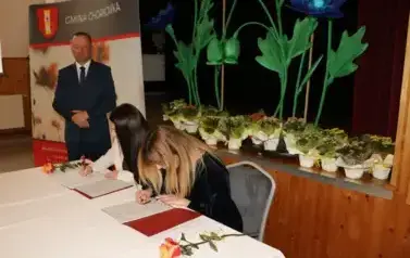 Po slubowaniu dwie nauczycielki podpisują ślubowanie w wersji papierowej. 