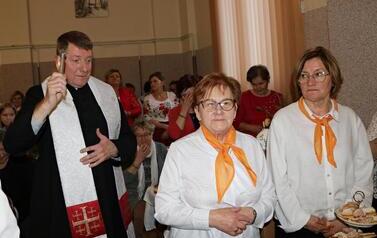 Święcenie potraw. Ksiądz z kropidłem. 
