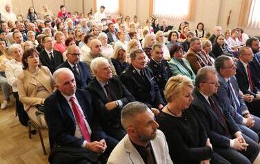 Zdjęcia dokumentują wysoką frekwencję mieszkańc&oacute;w. W pierwszych rzędach zasiadają przedstawiciele samorządu i lokalni liderzy, co podkreśla rangę wydarzenia dla całej gminy. Atmosfera jest uroczysta, a jednocześnie pełna ciepła i sąsiedzkiej życzliwości.