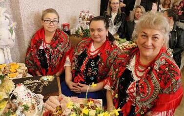 Zdjęcia ukazują bogactwo podkarpackiego folkloru. Członkinie KGW z całej gminy prezentują się w tradycyjnych strojach: białych, haftowanych bluzkach z kryzami oraz charakterystycznych czerwonych koralach. Siedzą przy stołach uginających się od tradycyjnyc
