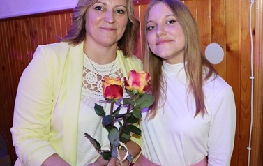 Mama i c&oacute;rka, mama trzyma roże. 