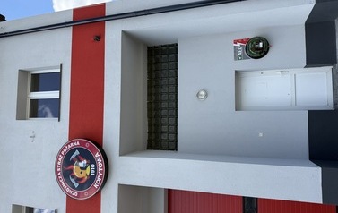 15 defibrylator&oacute;w AED dla bezpieczeństwa mieszkańc&oacute;w Gminy Chork&oacute;wka!  Na budynkach wszystkich 15 jednostek Ochotniczych Straży Pożarnych na terenie Gminy Chork&oacute;wka zamontowano nowoczesne, p&oacute;łautomatyczne defibrylatory AED w og&oacute;lnodostępnych, zewnętrznych