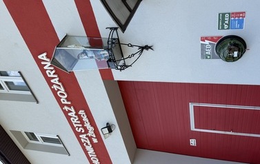 15 defibrylator&oacute;w AED dla bezpieczeństwa mieszkańc&oacute;w Gminy Chork&oacute;wka!  Na budynkach wszystkich 15 jednostek Ochotniczych Straży Pożarnych na terenie Gminy Chork&oacute;wka zamontowano nowoczesne, p&oacute;łautomatyczne defibrylatory AED w og&oacute;lnodostępnych, zewnętrznych