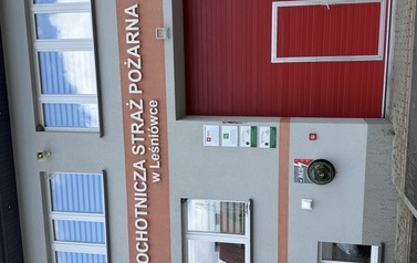 15 defibrylator&oacute;w AED dla bezpieczeństwa mieszkańc&oacute;w Gminy Chork&oacute;wka!  Na budynkach wszystkich 15 jednostek Ochotniczych Straży Pożarnych na terenie Gminy Chork&oacute;wka zamontowano nowoczesne, p&oacute;łautomatyczne defibrylatory AED w og&oacute;lnodostępnych, zewnętrznych