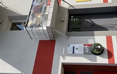 15 defibrylator&oacute;w AED dla bezpieczeństwa mieszkańc&oacute;w Gminy Chork&oacute;wka!  Na budynkach wszystkich 15 jednostek Ochotniczych Straży Pożarnych na terenie Gminy Chork&oacute;wka zamontowano nowoczesne, p&oacute;łautomatyczne defibrylatory AED w og&oacute;lnodostępnych, zewnętrznych