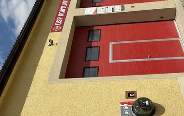 15 defibrylator&oacute;w AED dla bezpieczeństwa mieszkańc&oacute;w Gminy Chork&oacute;wka!  Na budynkach wszystkich 15 jednostek Ochotniczych Straży Pożarnych na terenie Gminy Chork&oacute;wka zamontowano nowoczesne, p&oacute;łautomatyczne defibrylatory AED w og&oacute;lnodostępnych, zewnętrznych