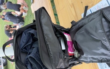 Seria fotografii dokumentujących plenerowe wydarzenie edukacyjne &bdquo;Akademia OLiOC&rdquo;, kt&oacute;re odbyło się na boisku trawiastym w Kopytowej pod patronatem Gminy Chork&oacute;wka. Zdjęcia przedstawiają praktyczne warsztaty z pierwszej pomocy przedmedycznej oraz prezenta