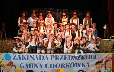 Grupowe zdjęcie dzieci w stylizacjach kowbojskich. 