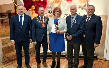 Zdjęcia z uroczystości Złotych God&oacute;w w Domu Ludowym w Zręcinie. Przedstawiają one występy męskiej sekcji Zespołu Śpiewaczego &bdquo;Chorkowianie&rdquo; w tradycyjnych strojach ludowych, oficjalne wystąpienie władz gminy Chork&oacute;wka oraz pamiątkowe kadry z jubilatami odznaczonymi Medalami za Długoletnie Pożycie Małżeńskie.