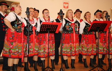 Zdjęcia z uroczystości Złotych God&oacute;w w Domu Ludowym w Zręcinie. Przedstawiają one występy męskiej sekcji Zespołu Śpiewaczego &bdquo;Chorkowianie&rdquo; w tradycyjnych strojach ludowych, oficjalne wystąpienie władz gminy Chork&oacute;wka oraz pamiątkowe kadry z jubilatami odznaczonymi Medalami za Długoletnie Pożycie Małżeńskie.
