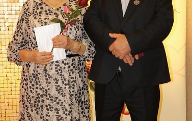 Zdjęcia z uroczystości Złotych God&oacute;w w Domu Ludowym w Zręcinie. Przedstawiają one występy męskiej sekcji Zespołu Śpiewaczego &bdquo;Chorkowianie&rdquo; w tradycyjnych strojach ludowych, oficjalne wystąpienie władz gminy Chork&oacute;wka oraz pamiątkowe kadry z jubilatami odznaczonymi Medalami za Długoletnie Pożycie Małżeńskie.