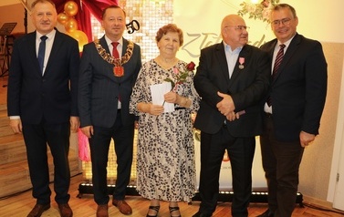 Zdjęcia z uroczystości Złotych God&oacute;w w Domu Ludowym w Zręcinie. Przedstawiają one występy męskiej sekcji Zespołu Śpiewaczego &bdquo;Chorkowianie&rdquo; w tradycyjnych strojach ludowych, oficjalne wystąpienie władz gminy Chork&oacute;wka oraz pamiątkowe kadry z jubilatami odznaczonymi Medalami za Długoletnie Pożycie Małżeńskie.