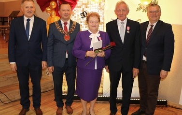 Zdjęcia z uroczystości Złotych God&oacute;w w Domu Ludowym w Zręcinie. Przedstawiają one występy męskiej sekcji Zespołu Śpiewaczego &bdquo;Chorkowianie&rdquo; w tradycyjnych strojach ludowych, oficjalne wystąpienie władz gminy Chork&oacute;wka oraz pamiątkowe kadry z jubilatami odznaczonymi Medalami za Długoletnie Pożycie Małżeńskie.