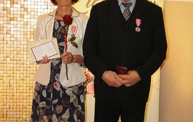 Zdjęcia z uroczystości Złotych God&oacute;w w Domu Ludowym w Zręcinie. Przedstawiają one występy męskiej sekcji Zespołu Śpiewaczego &bdquo;Chorkowianie&rdquo; w tradycyjnych strojach ludowych, oficjalne wystąpienie władz gminy Chork&oacute;wka oraz pamiątkowe kadry z jubilatami odznaczonymi Medalami za Długoletnie Pożycie Małżeńskie.