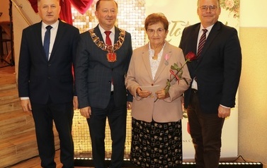 Zdjęcia z uroczystości Złotych God&oacute;w w Domu Ludowym w Zręcinie. Przedstawiają one występy męskiej sekcji Zespołu Śpiewaczego &bdquo;Chorkowianie&rdquo; w tradycyjnych strojach ludowych, oficjalne wystąpienie władz gminy Chork&oacute;wka oraz pamiątkowe kadry z jubilatami odznaczonymi Medalami za Długoletnie Pożycie Małżeńskie.
