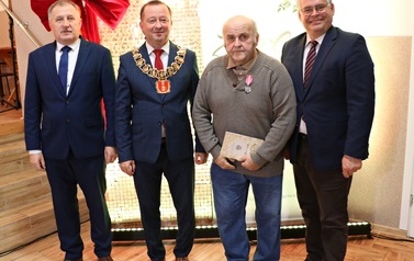 Zdjęcia z uroczystości Złotych God&oacute;w w Domu Ludowym w Zręcinie. Przedstawiają one występy męskiej sekcji Zespołu Śpiewaczego &bdquo;Chorkowianie&rdquo; w tradycyjnych strojach ludowych, oficjalne wystąpienie władz gminy Chork&oacute;wka oraz pamiątkowe kadry z jubilatami odznaczonymi Medalami za Długoletnie Pożycie Małżeńskie.