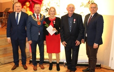 Zdjęcia z uroczystości Złotych God&oacute;w w Domu Ludowym w Zręcinie. Przedstawiają one występy męskiej sekcji Zespołu Śpiewaczego &bdquo;Chorkowianie&rdquo; w tradycyjnych strojach ludowych, oficjalne wystąpienie władz gminy Chork&oacute;wka oraz pamiątkowe kadry z jubilatami odznaczonymi Medalami za Długoletnie Pożycie Małżeńskie.