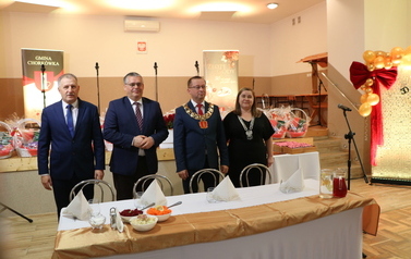 Zdjęcia z uroczystości Złotych God&oacute;w w Domu Ludowym w Zręcinie. Przedstawiają one występy męskiej sekcji Zespołu Śpiewaczego &bdquo;Chorkowianie&rdquo; w tradycyjnych strojach ludowych, oficjalne wystąpienie władz gminy Chork&oacute;wka oraz pamiątkowe kadry z jubilatami odznaczonymi Medalami za Długoletnie Pożycie Małżeńskie.