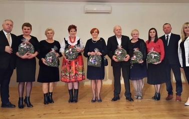 Kierownicy zespoł&oacute;w śpiewaczych, kapeli ludowej oraz ch&oacute;ru na wsp&oacute;lnej pamiątkowej fotografii. 