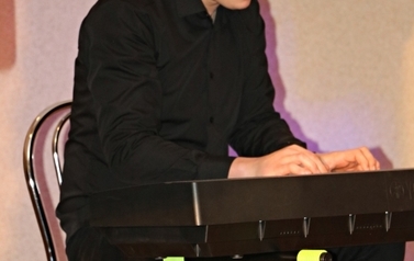 Damian Michniewski podczas gry na keyboardzie. 